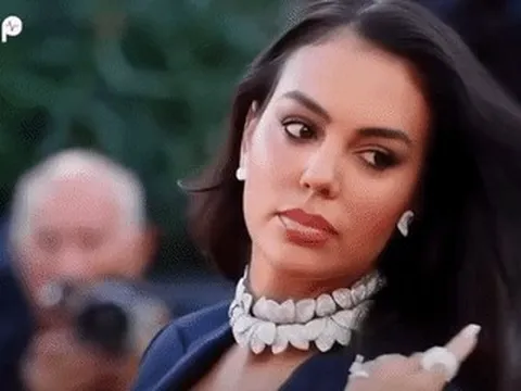 Vợ người mẫu của cầu thủ Ronaldo dát kim cương 1.400 tỷ lên thảm đỏ