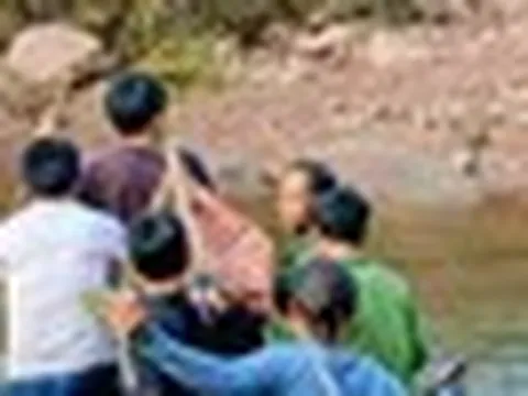 Băng rừng 15km, vượt 4 con suối khiêng người xa lạ bị rắn cắn đi cấp cứu