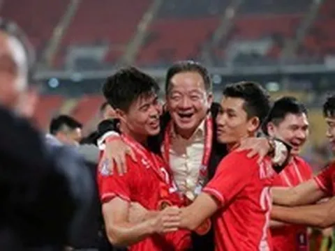 Việt Nam có hai cha con doanh nhân cùng mê bóng đá: Cha là sáng lập tập đoàn lớn, hiện là chủ tịch ngân hàng...con đứng đầu hãng hàng không