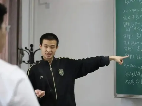 Sách của nhà toán học Vi Thần cháy hàng