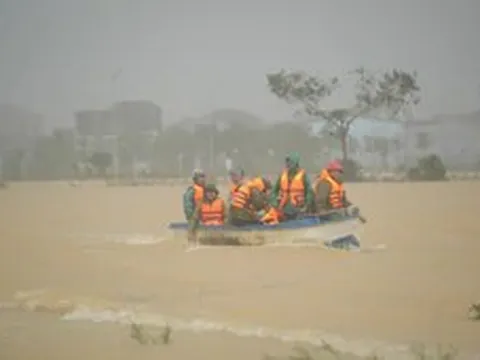 Biển Đông có thể có bão mới, miền Trung đối mặt đợt mưa lớn kéo dài