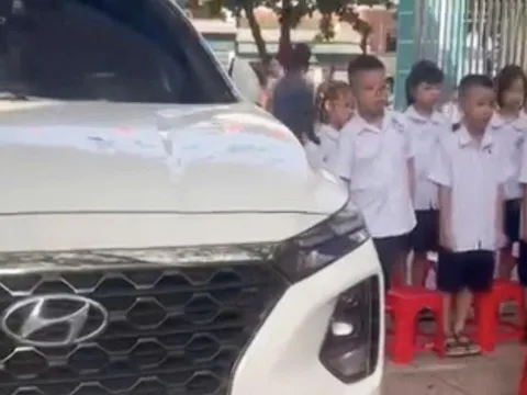 Ôtô đỗ chình ình giữa khu vực học sinh chào cờ, phường yêu cầu làm rõ