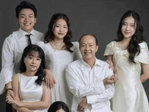 Việt Nam có một gia đình NSƯT 4 con toàn “cực phẩm”: Bố Thạc sĩ nói 4 thứ tiếng, con học trường top thế giới, “bắn” tiếng Anh 8.5 IELTS