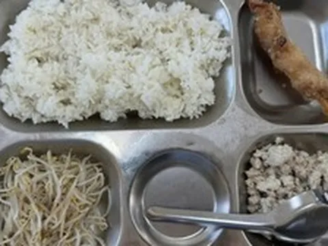Hà Nội yêu cầu làm rõ suất ăn bán trú 40.000 đồng bị phụ huynh chê lèo tèo