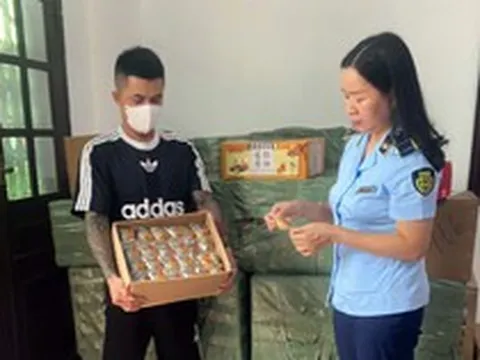 2.520 chiếc bánh trung thu ngoại nhập “không giấy tờ” bị bắt ngay tại cổng chợ: Ông chủ SN 1990 khai gì?