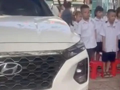 Phó hiệu trưởng nhận trách nhiệm vụ đỗ ô tô cạnh nơi học sinh chào cờ