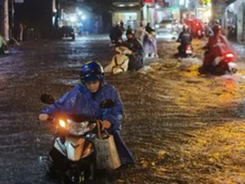 Mưa lớn, nhiều tuyến đường TP.HCM ngập nặng, người dân chật vật về nhà