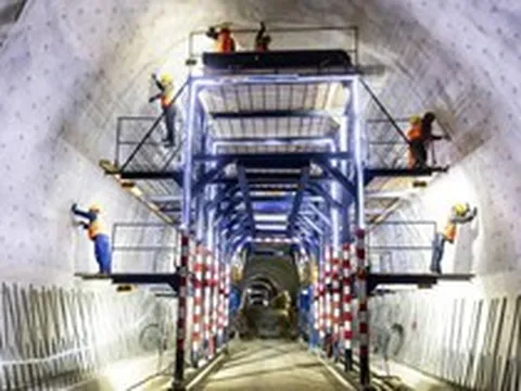 Một đoạn hầm dài khoảng 270 mét mà cần tới 10.000 công nhân và 7.000 đầu máy: Dự án phải tầm cỡ thế nào?