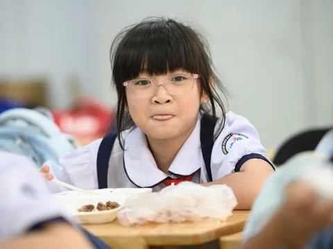Trường TP.HCM chưa kịp tổ chức bán trú, cô ở lại chăm trò nghỉ trưa