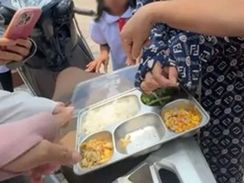 Gần 13h mới có cơm bán trú, phụ huynh đón con về, trường đổi nhà cung cấp