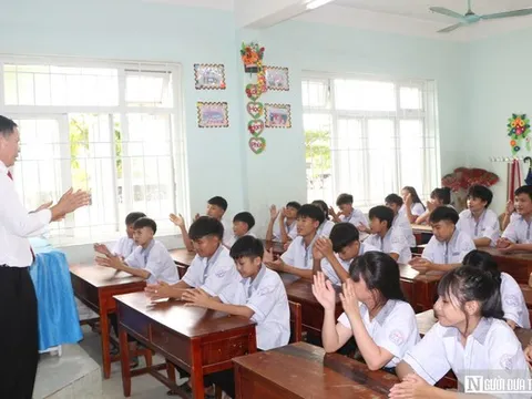 Sau 15 năm làm quản lý, thầy hiệu trưởng nói lý do xin trở lại bục giảng