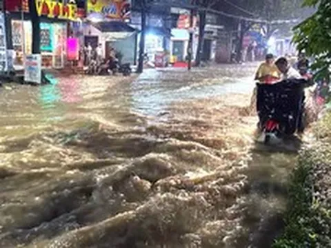 Mưa lớn khiến nhiều tuyến đường ở Đồng Nai ngập nặng, nước cuốn trôi xe máy