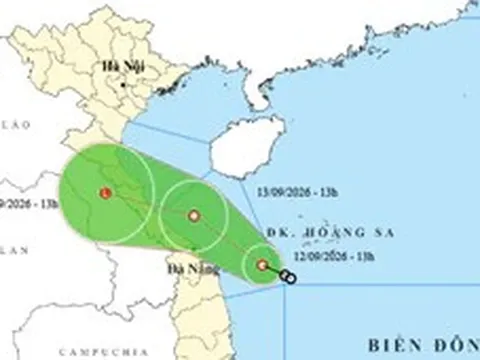 Áp thấp nhiệt đới đi dọc biển miền Trung, gây mưa lớn từ Quảng Ngãi ra miền Bắc