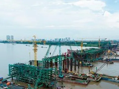 Cầu vượt sông Hồng: Chạy đua với thời gian