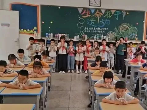 Cô giáo gửi ảnh học sinh tiểu học ăn bữa phụ trong nhóm chat, phụ huynh nhìn kỹ tức giận chất vấn