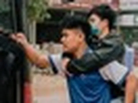 Nam sinh 10 năm cõng bạn đến trường vừa đỗ bác sĩ nội trú ĐH Y Hà Nội, 6 năm sau đã trở lại ngôi trường từng lỡ hẹn