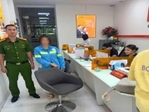 Đã thành công chuyển đi 60 triệu đồng, đang tất toán 3 sổ tiết kiệm thì làm lộ điểm bất thường: Công an vào cuộc làm việc với ngân hàng và người phụ nữ ở Hà Nội