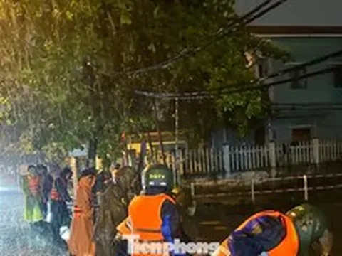 Đà Nẵng: Ngập sâu do mưa lớn, lực lượng chức năng khẩn cấp di dời dân trong đêm