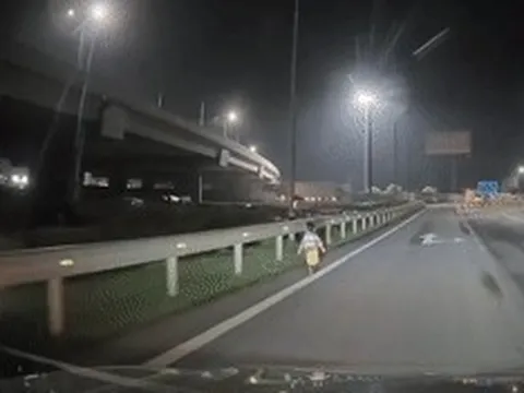 Bé trai đi lạc ở đường dẫn cao tốc lúc nửa đêm, tài xế dừng xe làm điều ấm lòng