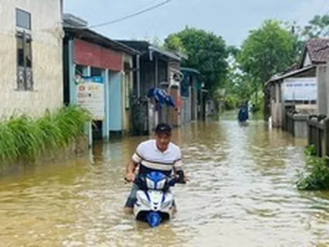 Nước dâng lút xe, dân vùng 'rốn lũ' Quảng Trị hối hả chạy lụt