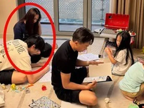 Cường Đô La khoe ảnh gia đình, cô gái lạ mặt ngồi cạnh Subeo thành tâm điểm