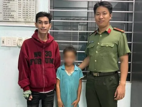 Bé trai 13 tuổi đi bộ hơn 100km tìm mẹ, được phát hiện một mình giữa trời mưa