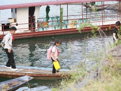 Phó thủ tướng chỉ đạo sau phản ánh học sinh đi thuyền tới trường