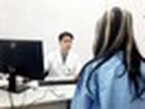 Nữ sinh 15 tuổi liên tục rạch tay sau những đêm thức đến 3h sáng: Bác sĩ chỉ ra điều đáng lo