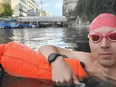 Chuyên gia IT vừa bơi đi làm vừa dọn rác giữa lòng Zurich