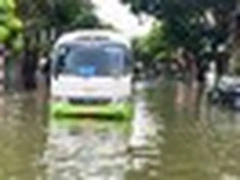 Hà Nội mưa tầm tã suốt đêm, những điểm nào đang ngập?