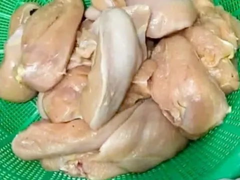 Phụ huynh phản ánh 'thịt gà có mùi lạ, tôm ươn' tại trường học Hà Nội