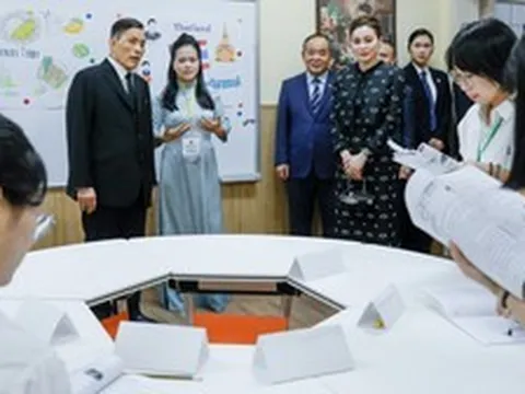 Nhà vua và Hoàng hậu Thái Lan dự lớp học tiếng Thái cùng sinh viên Việt Nam