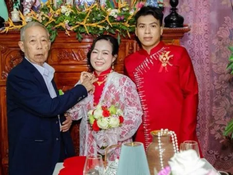 Cô dâu 40 tuổi bên chú rể kém 10 tuổi trong đám cưới ‘gây sốt’ ở Vĩnh Long