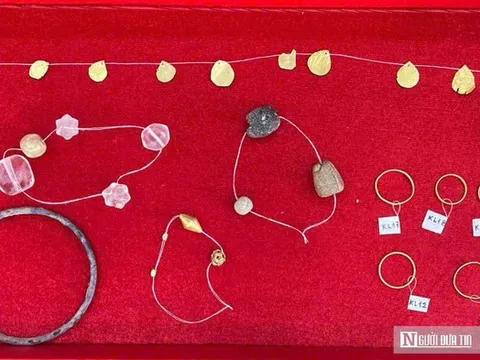 Chiêm ngưỡng hiện vật cổ, trang sức màu vàng dưới hai mộ hơn 1.600 tuổi vừa khai quật ở Nghệ An