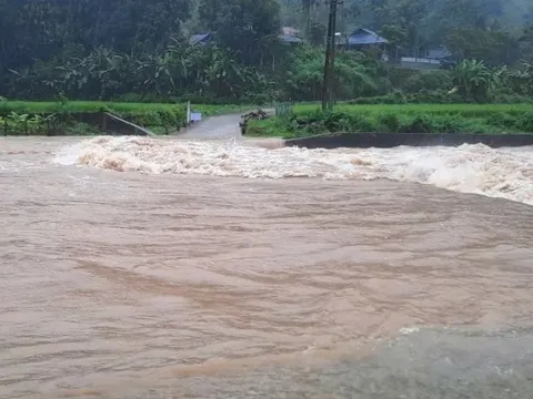 Thanh Hóa ngập cục bộ nhiều nơi, hàng nghìn học sinh phải nghỉ học