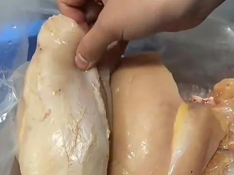 Lãnh đạo Hà Nội yêu cầu làm rõ vụ 'thịt gà có mùi lạ' vào trường học