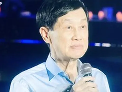 Xách túi đen, bảng không số, ông Johnathan Hạnh Nguyễn ủng hộ 10 tỷ đồng cho nhiều trẻ em Việt Nam