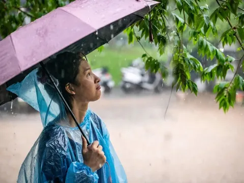 Trường ở Hà Nội thông báo phụ huynh đón con sớm vì mưa ngập
