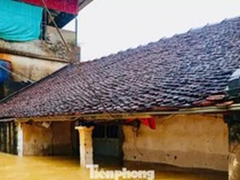 Hà Nội: Ngập gần tới mái nhà, người dân tất tả chạy lũ