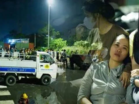 Xuyên đêm tìm kiếm một nam sinh viên ở Hà Nội nghi mất tích khi đi qua đường ngập sâu, người mẹ đến hiện trường ngóng tin con