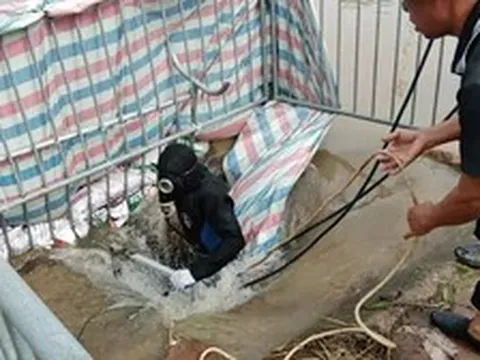 Hà Nội: Người nhái lặn tìm nam sinh nghi mất tích khi đi qua đường ngập