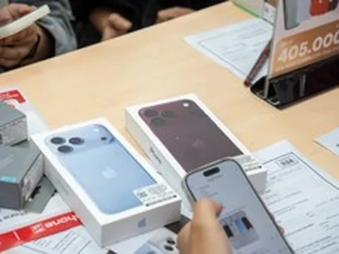 Người Việt dậy sớm xếp hàng dài mua iPhone 18