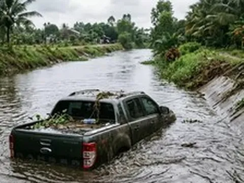 Phát hiện xương người trong chiếc xe bán tải nằm dưới kênh ở Vĩnh Long