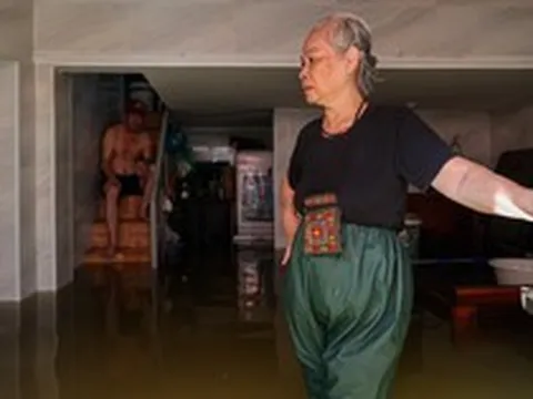 Hà Nội: 5 ngày người dân Tứ Liên sống chật vật trong cảnh ngập lụt