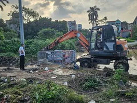 Vụ nam sinh tử vong dưới cống: Máy xúc và rào chắn được đưa tới điểm ngập