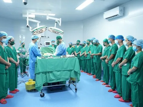 Gần 20 y bác sĩ cúi đầu trước người hiến tạng: Sự sống được tiếp nối