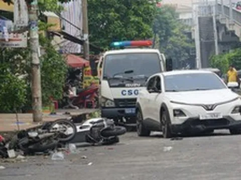 Ô tô 'lùa' 5 xe máy trước quán nhậu ở TP.HCM