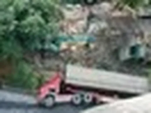 Xe đầu kéo lật ngang đè sập nhà dân ở Cao Bằng, 3 người tử vong tại chỗ