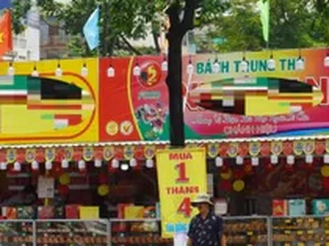 Bánh Trung thu đại hạ giá kiểu 'lạ hoắc'