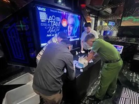 Công an bất ngờ kiểm tra quán karaoke Kingdom lúc 22 giờ